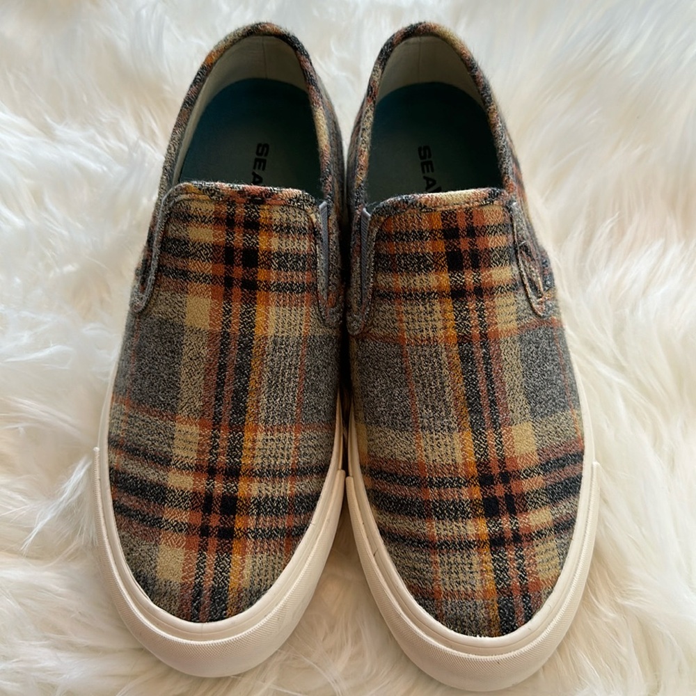 Women’s Seavees Plaid Flannel Sneakers Size 6 - like new condition worn 1x